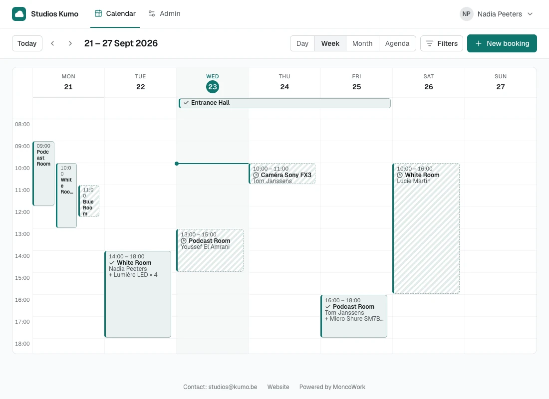 MoncoWork weekly calendar with approved and pending reservations in a demo organization